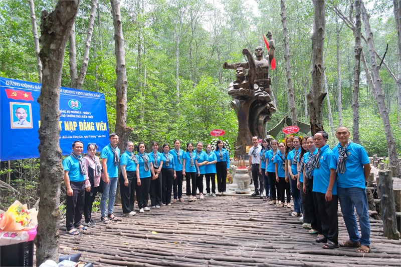 Chi bộ trường THCS Kiến Thiết tổ chức Lễ kết nạp Đảng viên mới