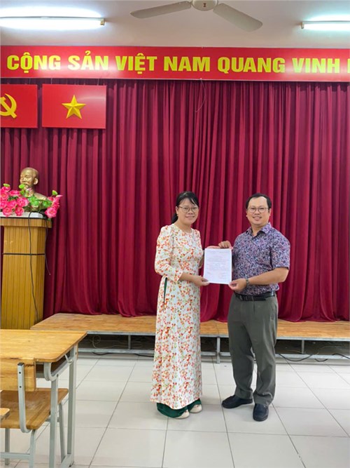 Trao quyết định Đảng viên chính thức cho đồng chí Nguyễn Thị Dung