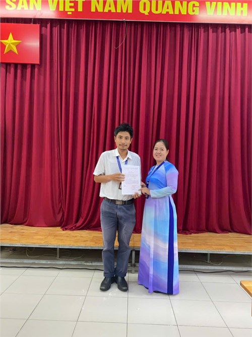 Trao quyết định công nhận đảng viên chính thức cho đồng chí Giang Hoài Bảo