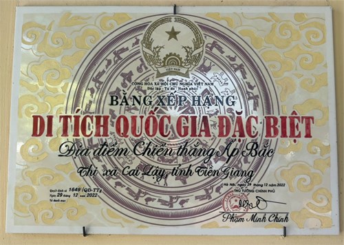 Chi bộ Trường Trung học cơ sở Lê Anh Xuân về nguồn.