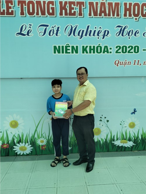 Quà tặng đầu năm cho học sinh vượt khó trong học tập