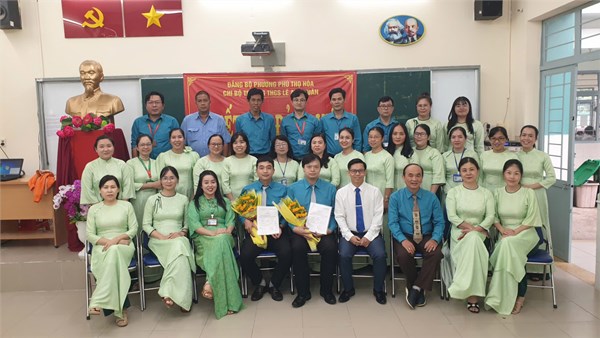 Trường THCS Lê Anh Xuân tổ chức Lễ kết nạp đảng viên năm 2024