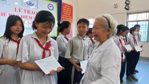 Ngày 26/4/2024, Hội Bảo trợ trẻ em Thành phố Hồ Chí Minh đã trao tặng 32 suất BHYT cho học sinh trường Trung học cơ sở Lê Lai