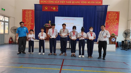 Buổi trao học bổng khuyến học cho học sinh trường Trung học cơ sở Lê Lai.
