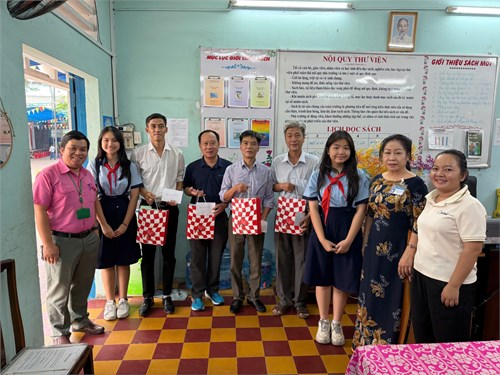 Liên Đội THCS Lê Lợi tặng quà cho giáo viên là bộ đội xuất ngũ nhân kỷ niệm 80 năm ngày thành lập Quân đội Nhân dân Việt Nam (22/12/1944 - 22/12/2024).