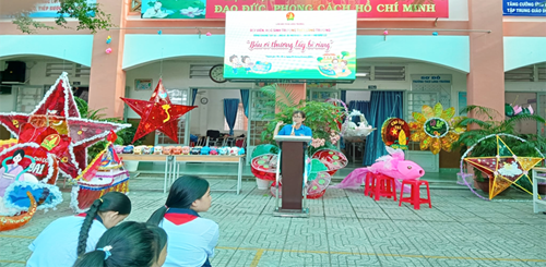  Bầu ơi thương lấy bí cùng 