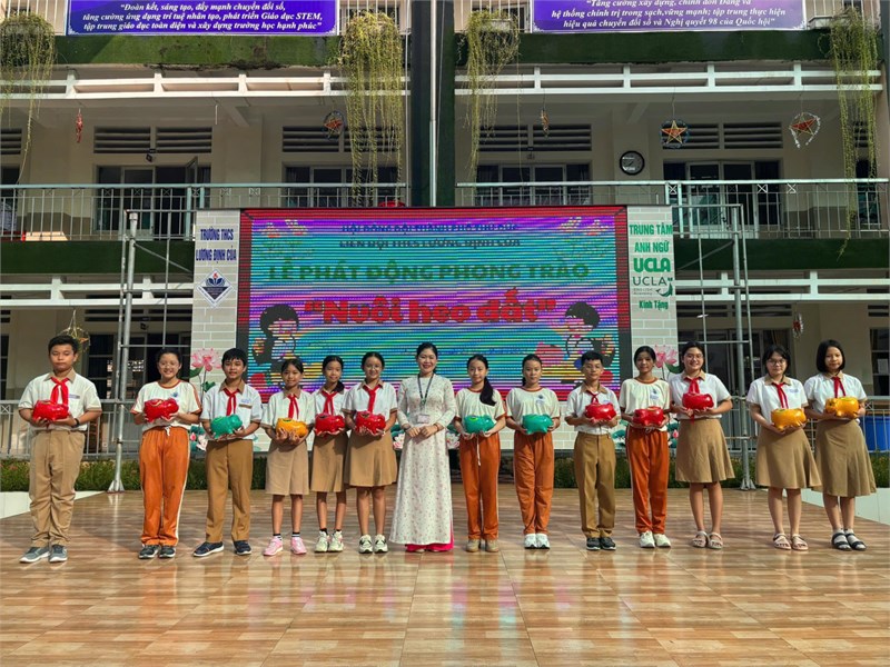 Phát động phong trào  Nuôi heo đất  năm học 2024 - 2025