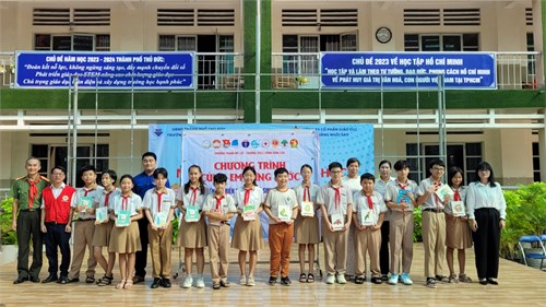 Chương trình  Cùng em vững bước . Tuyên truyền phổ biến kiến thức vệ sinh an toàn thực phẩm “Nói không với đồ ăn vỉa hè”