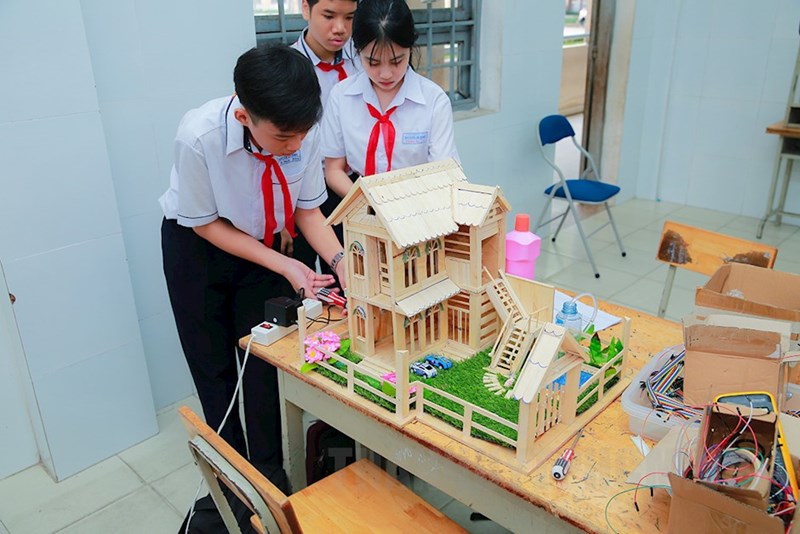 Quận 12: Trao 36 giải thưởng cho học sinh tại Hội thi Khéo tay kỹ thuật năm học 2024 - 2025.