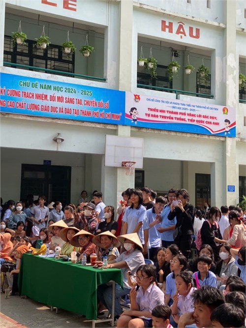 Hội thi văn nghệ chào mừng ngày Nhà giáo Việt Nam 20-11 của học sinh 32 lớp thực sự đã đem lại một trải nghiệm thú vị với thầy và trò trường THCS Lương Thế Vinh.