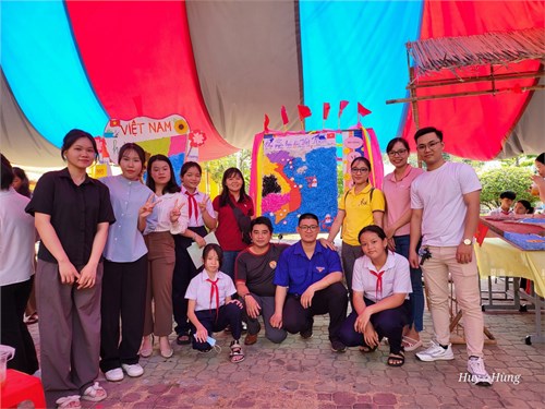 Học sinh tham gia Hội thi thiết kế mô hình biển đảo Việt Nam