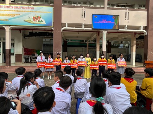 Chi bộ Lý Thường Kiệt tiếp sức đến trường cho học sinh khó khăn