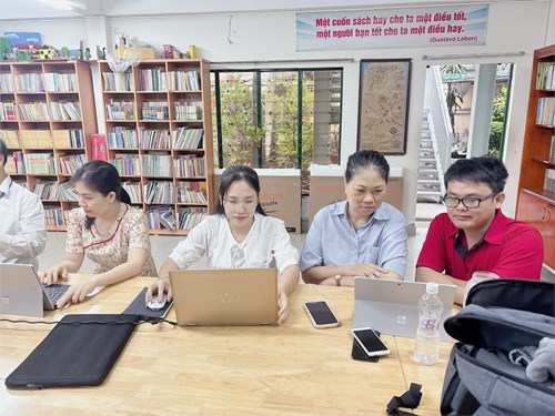 Nhóm Lịch sử địa lý học thay SGK lớp 9