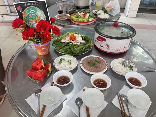 Hội thi ẩm thực 8/3 của Tổ Sử -  Địa - GDCD