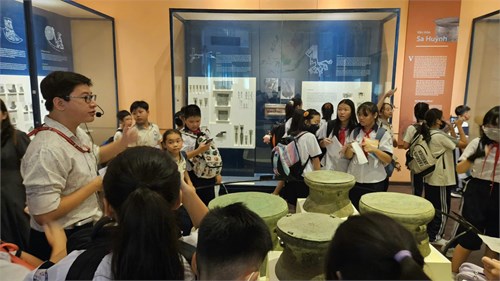 Học sinh khối 6 với trải nghiệm tiết học ngoài nhà trường tại Bảo tàng lịch sử thành phố và Thảo Cầm Viên