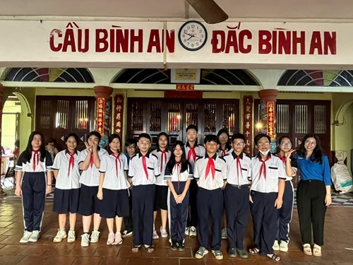 Thầy trò Minh Đức dâng hương tại di tích lịch sử trên địa bàn phường