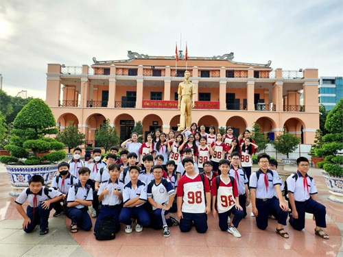 Học tập trải nghiệm ngoài nhà trường - Về thăm nơi in dấu chân Bác