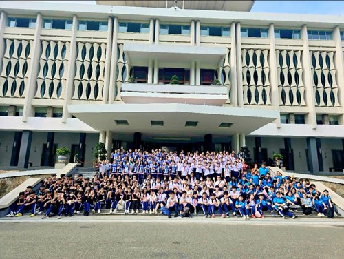 Học sinh khối 8 hào hứng tham quan học tập ngoại khóa tại Dinh Độc Lập