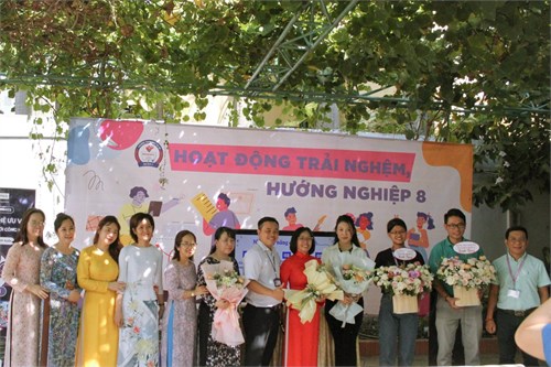 Học sinh khối 8 say mê với trải nghiệm nghề hiện đại