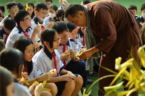 Học sinh khối 6 trải nghiệm làm nghệ nhân nghề truyền thống.