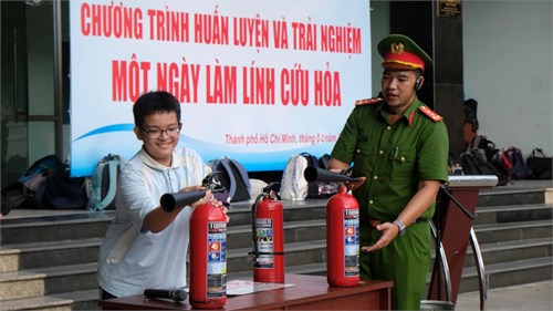 Học sinh trải nghiệm một ngày làm lính cứu hỏa