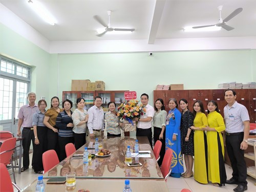 Lãnh đạo Quận ủy, Ủy ban nhân dân, Ủy ban Mặt trận Tổ quốc Việt Nam quận về thăm và chúc mừng nhân kỷ niệm 42 năm Ngày Nhà giáo Việt Nam (20/11/1982 - 20/11/2024)