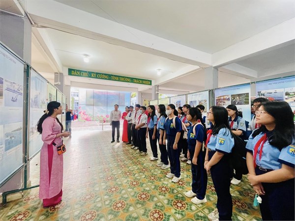 Triển lãm sách và ảnh chuyên đề  Người chiến sĩ hôm nay 