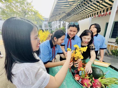 Hội thi trang trí cây mai và cây đào