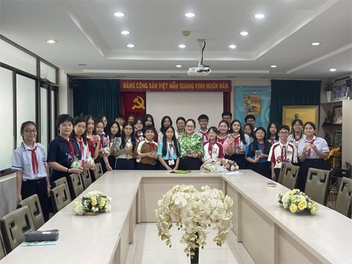 Gặp gỡ đối thoại giữa cô Hiệu trưởng với Ban chỉ huy Liên đội nhiệm kỳ 2024 - 2025 và các bạn Chi đội trưởng của 28 Chi đội.