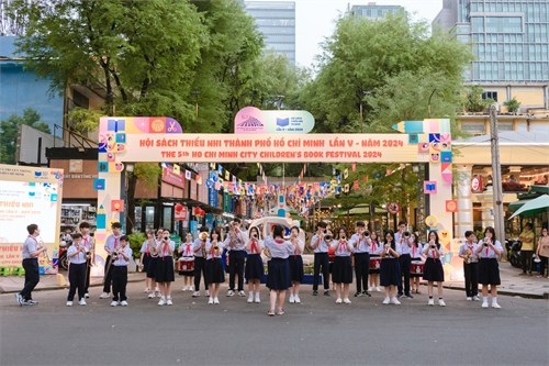 Đội nghi lễ Nhạc kèn Liên đội THCS Nguyễn Du tham gia biểu diễn tại Đường sách Nguyễn Văn Bình