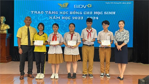 Ngân hàng BIDV trao tặng học bổng cho học sinh năm học 2023-2024