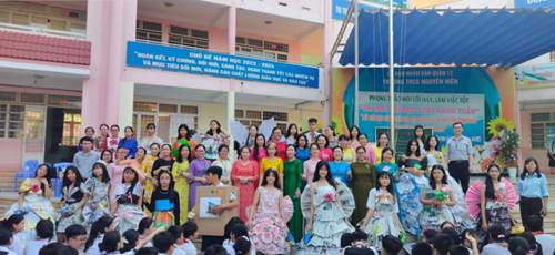 Hoạt động trải nghiệm dưới sân cờ