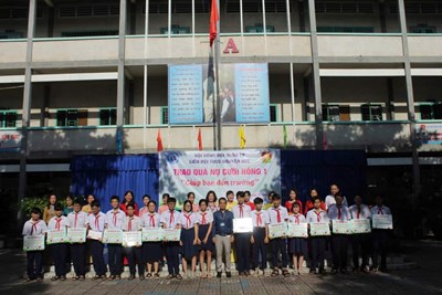 Liên đội trường thcs nguyễn huệ thực hiện trao quà nụ cười hồng 1 năm học 2024-2025