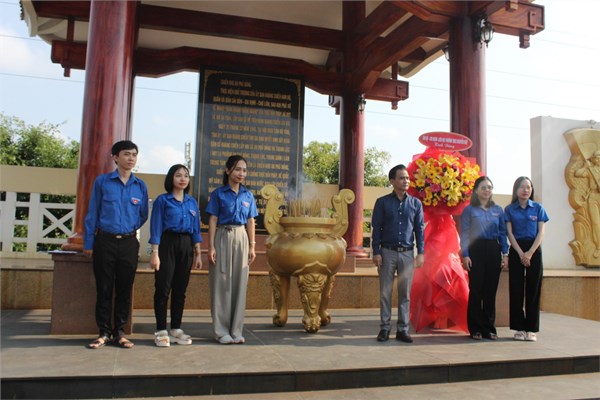 Lễ Kết Nạp Đoàn Viên Mới Của Trường THCS Nguyễn Huệ Năm Học 2023-2024.