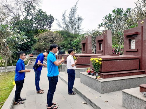 Trường THCS Nguyễn Văn Bá tổ chức viếng mộ và thăm gia đình thân nhân của liệt sĩ Nguyễn Văn Bá.