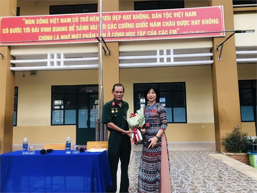 Sinh hoạt chủ điểm  Em là chiến sĩ Điện Biên , chủ đề: Kỉ niệm 49 năm ngày giải phóng miền Nam thống nhất đất nước (30/4/1975 - 30/4/2024) và 70 năm chiến thắng Điện Biên Phủ (07/5/1954 - 07/5/2024) 