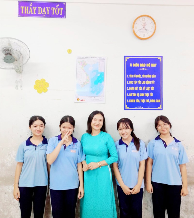 Các lớp học treo ảnh bản đồ Việt Nam nhằm hưởng ứng cuộc vận động  Tự hào một dải non sông 