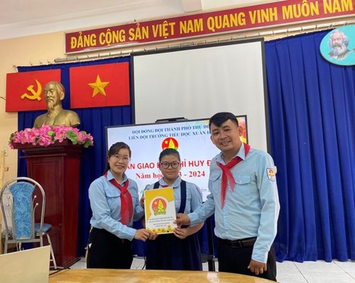 Lễ bàn giao danh sách Ban chỉ huy Liên Đội từ Liên đội Tiểu học Xuân Hiệp và Liên đội Tiểu học Nguyễn Văn Nở