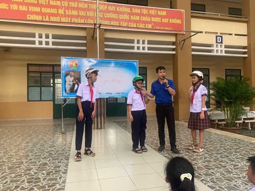 Liên đội THCS Nguyễn Văn Bá phối hợp cùng chi Đoàn giáo viên tổ chức tuyên truyền   An toàn giao thông  