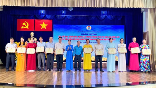 Công đoàn Trường THCS Nguyễn Văn Nghi nhận Bằng khen Tập thể đạt thành tích xuất sắc trong phong trào thi đua lao động giỏi và xây dựng tổ chức Công đoàn vững mạnh năm học 2023 - 2024