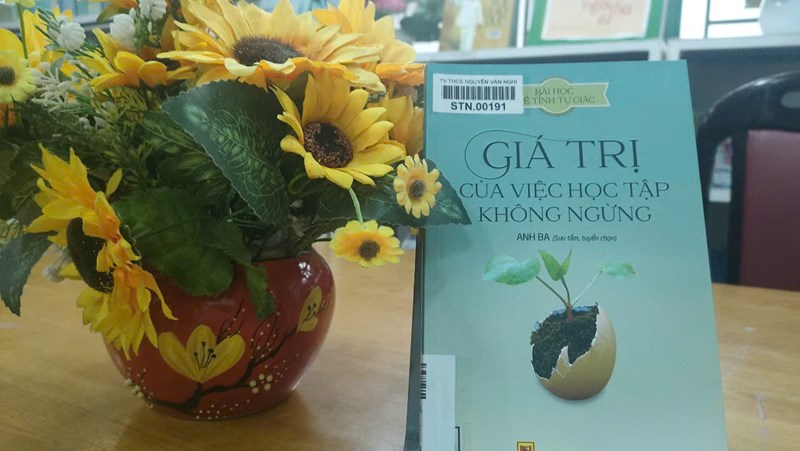 Cô Phùng Thị Hồng Mận giới thiệu cuốn sách:  Giá trị của việc học tập không ngừng  của tác giả Anh Ba sưu tầm và tuyển chọn