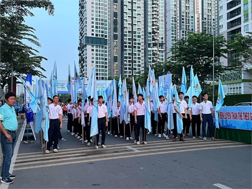 Tham gia chương trình đi bộ đồng hành chủ đề “Triệu bước chân, một tấm lòng” nhằm gây quỹ chăm lo cho người lao động khó khăn nhân dịp Tết Nguyên đán 2024.