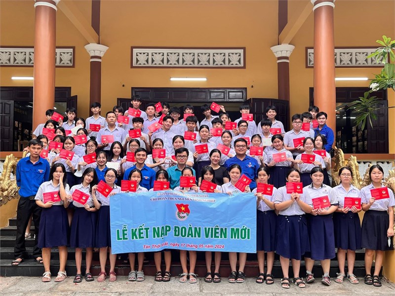 Chi đoàn trường thcs nguyễn vĩnh nghiệp tổ chức lễ kết nạp đoàn viên mới, năm học 2023-2024