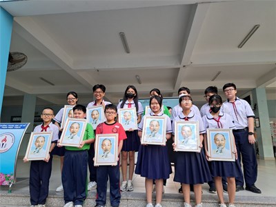 Hoạt động Đội: Tự hào một dải non sông và Lớp em treo ảnh Bác Hồ