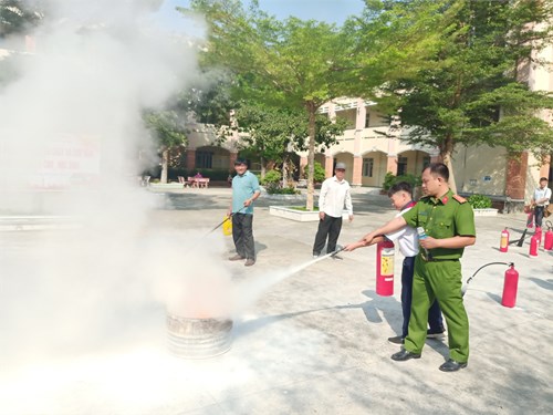 Tập huấn phòng cháy chữa cháy và cứu nạn, cứu hộ cho CB-GV-CNV, học sinh