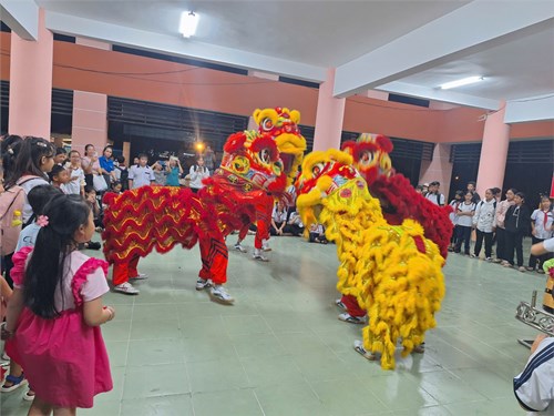 Vầng trăng yêu thương