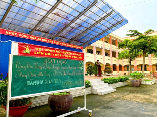 Hoạt động Cùng em vững bước; tuyên truyền pháp luật về phòng chống ma túy, bạo lực học đường, an toàn giao thông