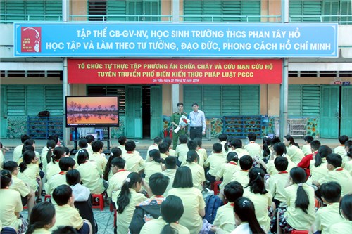 Trường THCS Phan Tây Hồ tổ chức tự thực tập phương án chữa cháy và cứu nạn cứu hộ, tuyên truyền phổ biến kiến thức pháp luật phòng cháy chữa cháy.