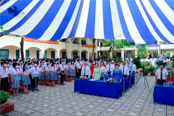 Sinh hoạt dưới cờ tuần 6