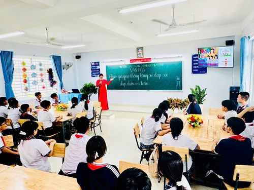 An toàn giao thông cho nụ cười ngày mai thực hiện văn hoá giao thông bằng xe đạp , xe đạp điện an toàn .